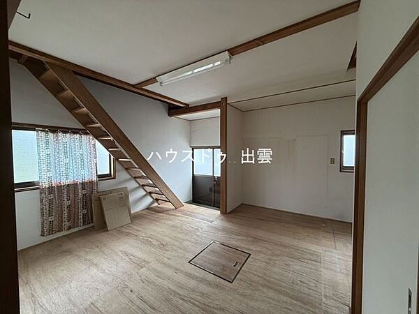 洋室の写真です。こちらは二階に上がる階段が付いています。個人部屋というよりは物置として使ってもいいかもしれませんね。