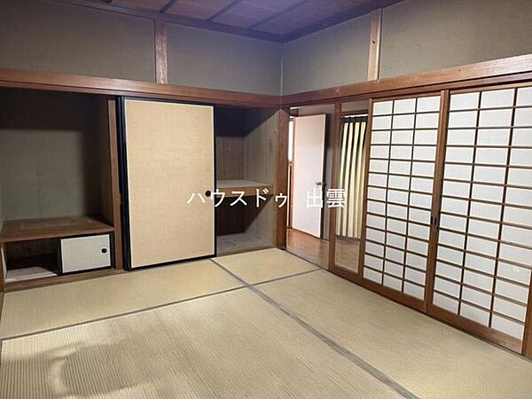 6帖の和室は床の間スペースもあるので、おしゃれな飾り物でインテリアを楽しめますね。押入も完備しております。
