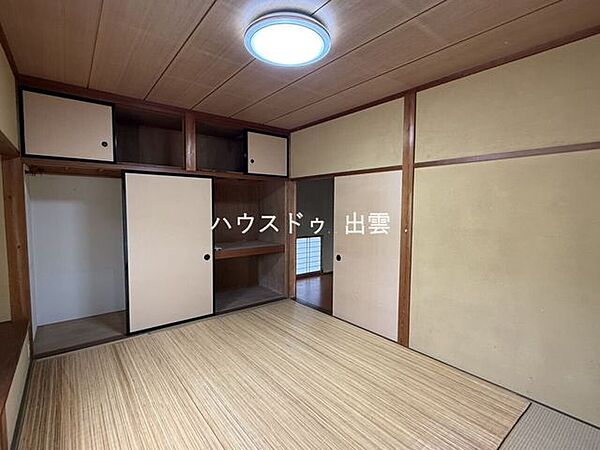 6帖の洋室は個人部屋としても使えます。収納もありますので服などたくさん収納出来ます。上にも収納があります。
