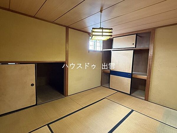 畳のやさしい香りと落ち着いた雰囲気が魅力の和室。広さにゆとりがあり客間としてはもちろん、くつろぎスペースやお昼寝にも使いやすい一室です。
