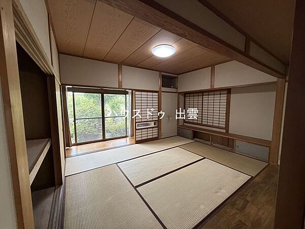落ち着きのある和室は、心を和ませてくれる癒しの空間。来客用としてはもちろん、お子さまのお昼寝スペースとしても活躍します。押入れや床の間があり収納力も十分。