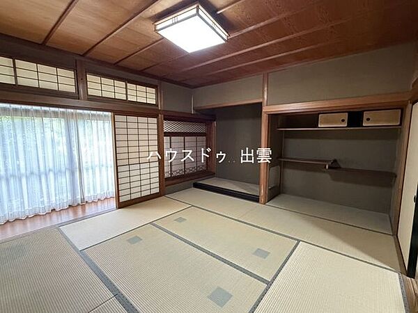 ゆったり寛げる8帖の和室です。部屋あるお家です。続き間にもなりますので来客があった際は襖をあけて広く使えます。