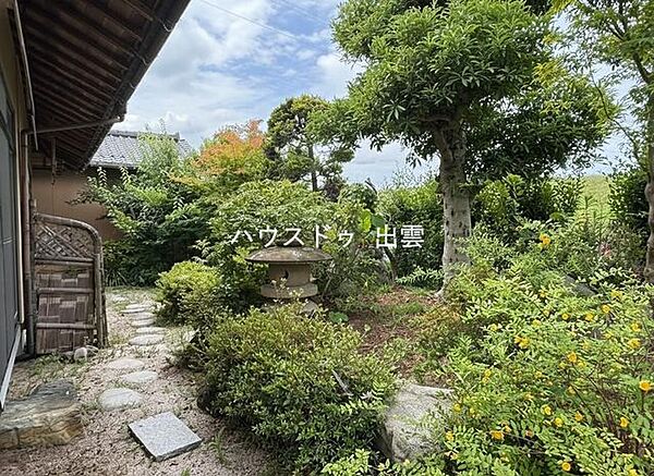 広々としたお庭は砂利敷きになっているので、風情を感じられます。植栽がきれいに植えてあり、縁側から見てもい眺めがいいです。