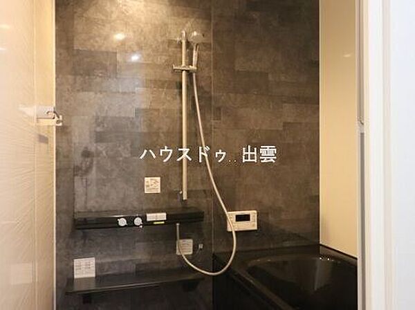 家族それぞれの時間を大切にできる、ライフスタイルに寄り添った間取りも魅力。スーパーや学校が徒歩圏内に揃う、子育て世帯にも嬉しい便利な住環境です。