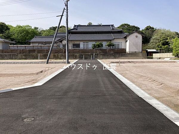 幅員約5mの私道に面しているため、カースペースからの車の出入りがスムーズにできます。朝の忙しい時間も安心です。