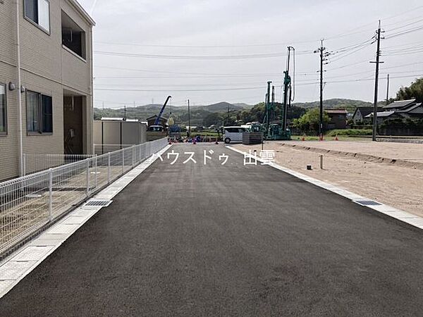 別方向から見た私道の写真です。まっすぐ道を進んで公道に出れるので車の運転がしやすくスムーズですので安心です。