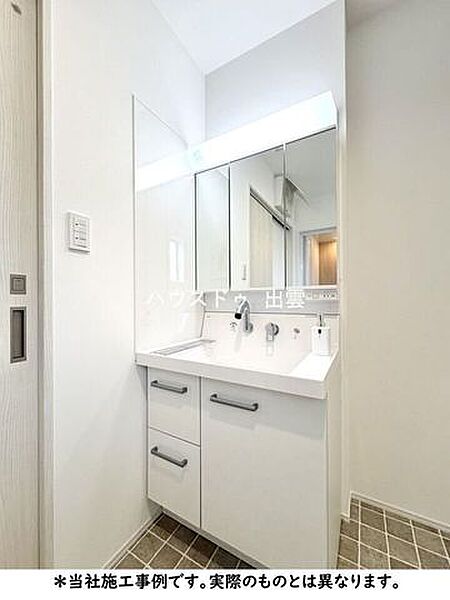 洗面台は3面鏡タイプ。スクエアタイプのボウルは深めで、つけ置き洗いなどにも重宝します洗面台横にマグネット使用可能なパネルが付いています！＊当社施工事例写真のため実際のものとは異なります。