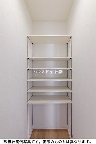 キッチン横にはパントリーもついています。可動棚で、食器や日用品のストックもすっきりとしまえます。リビングスペースからは見えにくいのもポイント！＊当社施工事例写真のため実際のものとは異なります。