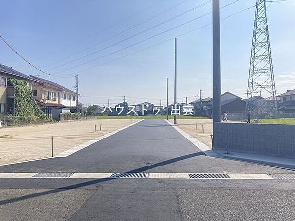 北側前面道路は位置指定道路です。幅員は6m。車は西側前面道路から駐車スペースへ進入可能です。敷地北西角には電柱が設置されています。