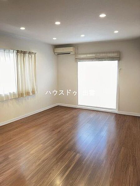 リビングは広々15.8帖、みんなが集まれるゆとりの空間で、家族団らんの時間が自然と増えます。週末は家族でリビングで映画鑑賞もいいですね。