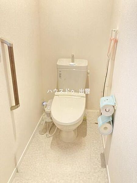 やさしい色合いの内装でまとめられたトイレは、毎日気持ちよく使える空間。温水洗浄機能付きで、快適性にも配慮されています。窓があることで自然光が入り、昼間は明るく換気もしやすい設計です。