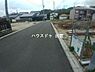 外観：前面道路は6ｍあります。車のすれ違いが出来ますので朝の忙しい時間も安心ですね。見通しも良さそうな道路ですね。