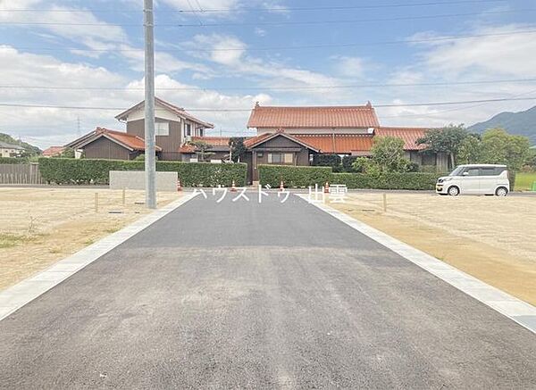 前面道路は6ｍあり、車のすれ違いが余裕をもってできます。間口は11ｍあり敷地にも入りやすい広さです。