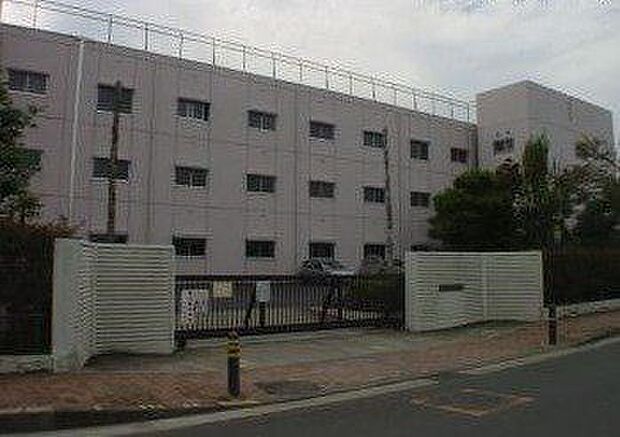 横内小学校 550m