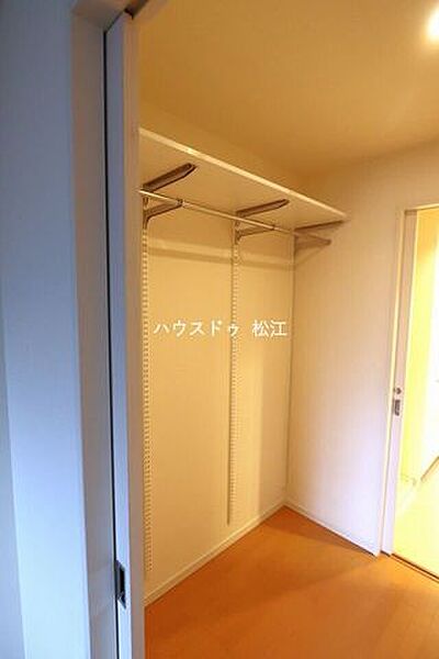 ウォークインクローゼットは、高さを調整できる棚を備えており、収納する物に合わせて使いやすくアレンジできます。衣類はもちろん、バッグや小物なども効率よく整理できます。