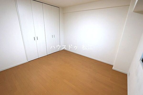 7帖のゆとりある洋室は、ベッドを置いても広さを確保。収納も備えているため、衣類や身の回りのものをすっきり整理できます。