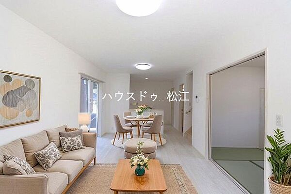 ダイニングテーブルやソファーもおける、くつろぎの広さがあるリビングです。本画像はCGで作成しており、実際に現地に家具は置かれておりません。