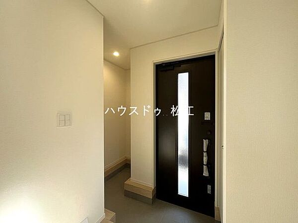 玄関収納が充実した玄関です。靴の収納はもちろん、ベビーカーやゴルフバッグ、アウトドア用品に釣り道具などもしまっておけます！