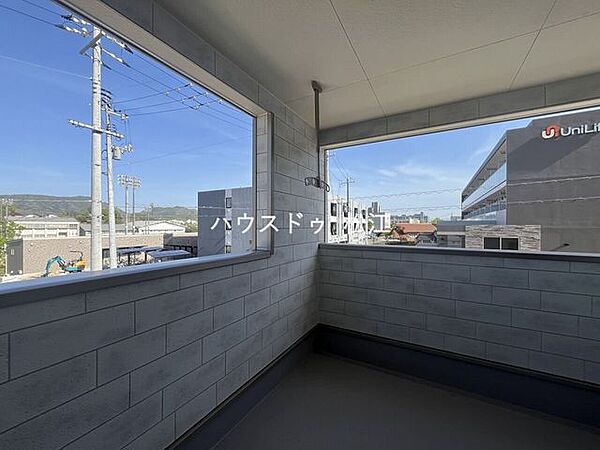 広いバルコニーが気持ちいいです。植物を置いてもいいですね。