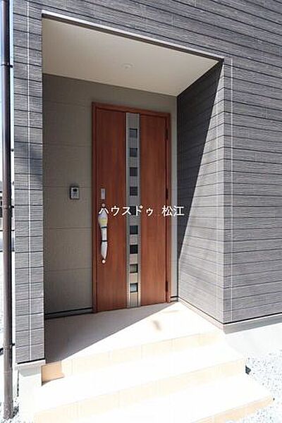 玄関鍵は、スマートキーを採用しており、鍵の出し入れ不要でラクラク解錠ができます。