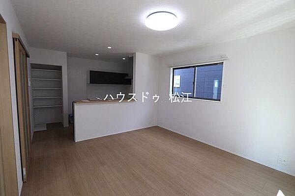 広さと居心地の良さを両立。つながりを感じるベストサイズな14帖のリビングです。