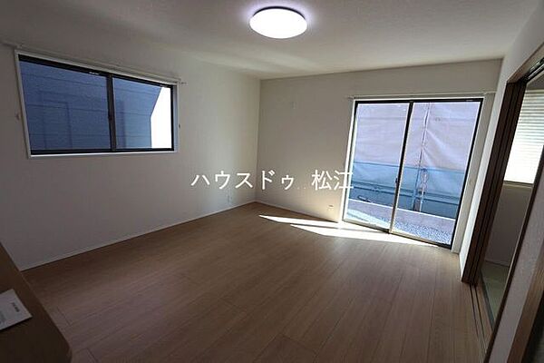 広さと居心地の良さを両立。つながりを感じるベストサイズな14帖のリビングです。