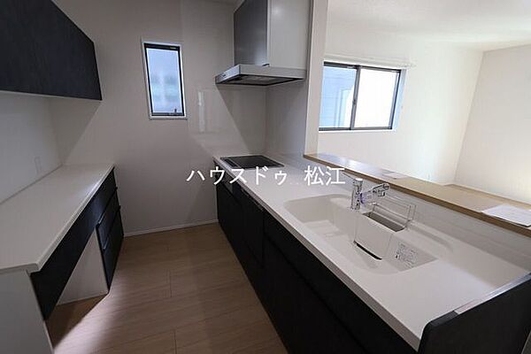 対面キッチンで、リビングを見渡せる開放感と、コミュニケーションの取りやすさが魅力です。背面収納は電子レンジや炊飯器などの調理家電を1箇所に集約でき、振り返るだけでサッと手が届きます。