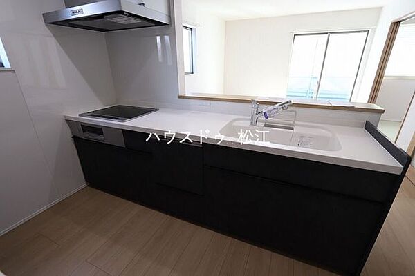 食洗機付きのシステムキッチン浄水器内蔵のハンドシャワー耐久性の高い人造大理石トップ料理や後片付けをラクにする工夫が施されています。