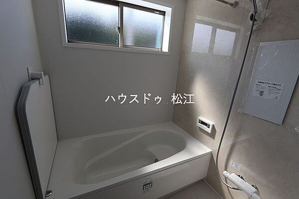 マグネット収納付きスタイリッシュな浴室に、自由にマグネット収納を付けられます。極厚の保温材でぬくもりキープ。冬でも快適な入浴を。