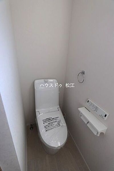 ウォシュレット一体型の節水トイレ凹凸が少なくお掃除しやすい形状です。