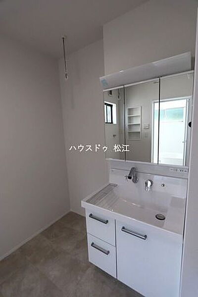 お手入れが楽なハイバックカウンターの洗面台三面鏡は身だしなみチェックに大変便利で、収納力もあります。