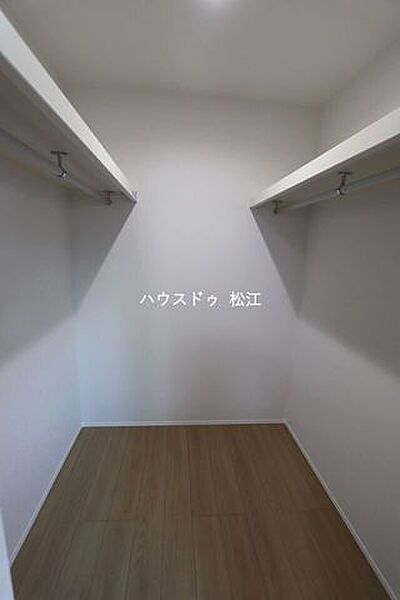 7.5帖の洋室から繋がるウォークインクローゼットです。大きな荷物や、衣替え用品もすっきり片付きます。