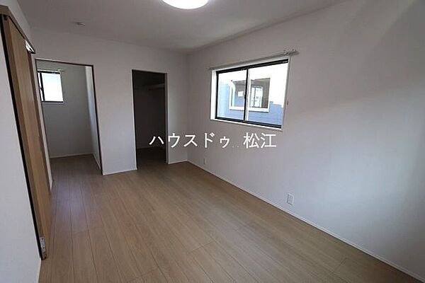 7.5帖の洋室です。ウォークインクローゼットと納戸があり収納力◎