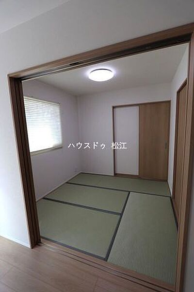 リビング横には4.5帖の和室。扉を開け放てばリビングの一部として空間を広く使え、小さなお子様のプレイスペースやお昼寝に最適です。