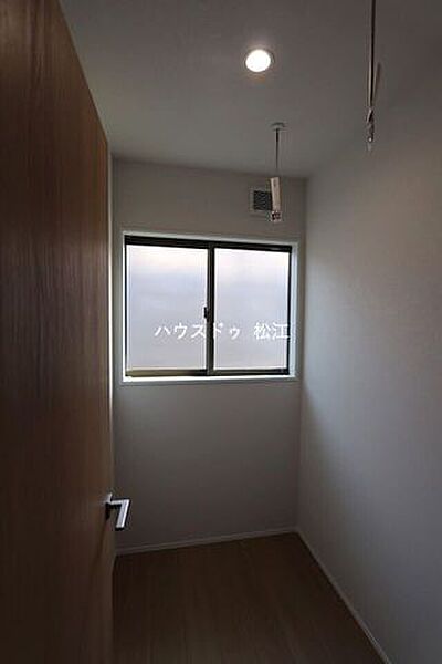 2階には室内物干しスペースがあり、天気が悪い日のお洗濯も安心です。