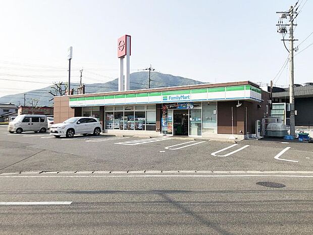 【ファミリーマート小倉田原新町店】国道25号線からの出入り口と51号線の出入り口の二つあり便利なコンビニです。駐車場が広く、入りやすく停めやすい駐車場があります♪ 390m