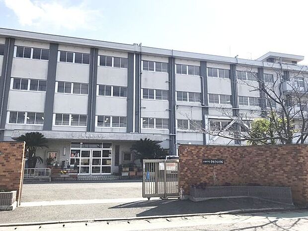 【曽根東小学校】北九州市の市街地より離れた小倉南区の南東部に位置しており、開港したばかりの新北九州空港を校舎から望むことができる小学校です。 640m