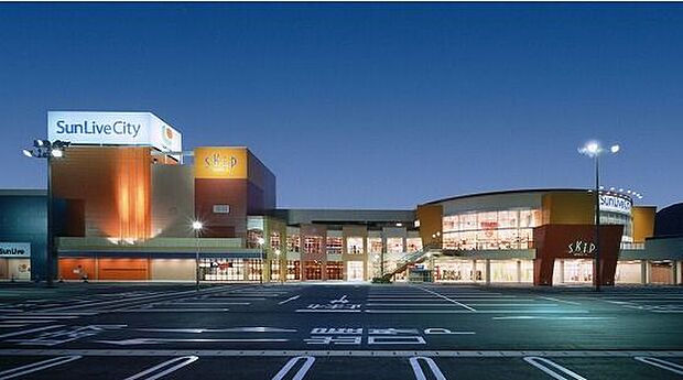 【サンリブシティ小倉】複合施設のショッピングセンターです。九州自動車道の小倉東インターから車で約7分の場所にあります。フードコート、衣料品店、雑貨店やスーパーが併設されています♪ 1051m