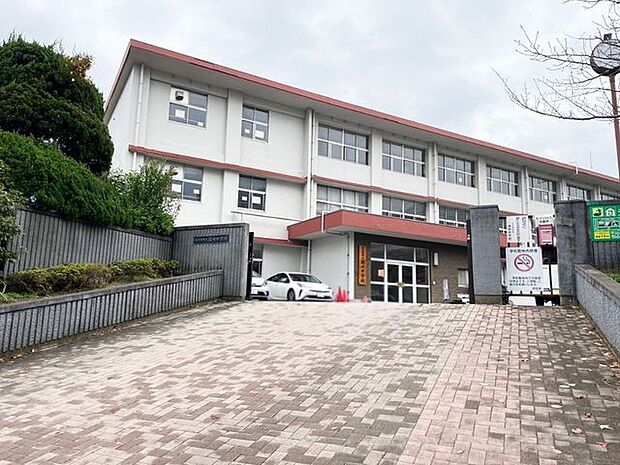 【篠崎中学校】小倉北区原町にある中学校です。高級マンションが建ち並ぶ地域にあります♪また塾が近くにあり、受験生にはありがたいですね♪ 1300m