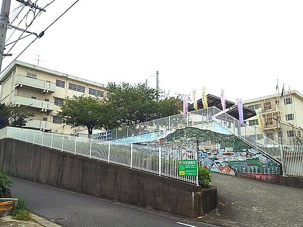 【横代小学校】豊かな自然に恵まれている一方で、九州縦貫道や北九州都市高速道路、JR各線など交通の便にも恵まれ、青少年の健全育成等地域の活動も盛んなところです。 1500m