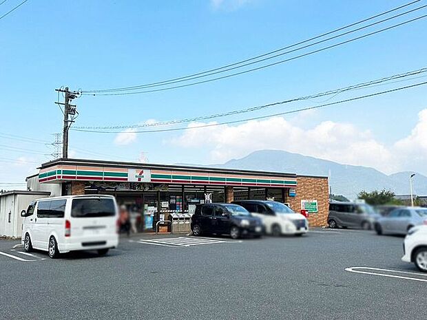 【セブンイレブン小倉長野店】駐車場がとても広くて停めやすいです♪大型車の駐車も可能です♪県道51号線「長野川5号橋交差点」四つ角にある店舗です♪ 726m