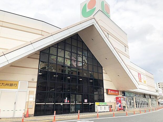 【マルショク富野店】北九州市小倉北区上富野2丁目にあるスーパーマーケットです。県道264号線の神幸町交差点角地にあるので、判りやすいです。駐車場も広く、利用しやすいです♪ 777m