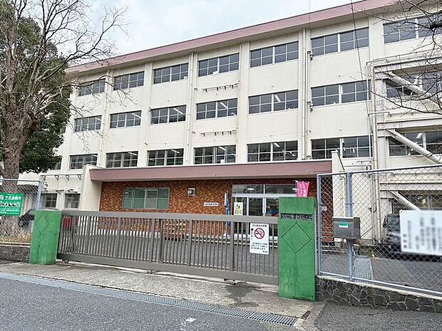 【足立小学校】小倉北区宇佐町にある小学校です♪国道3号線から入ったところにあります♪ 310m
