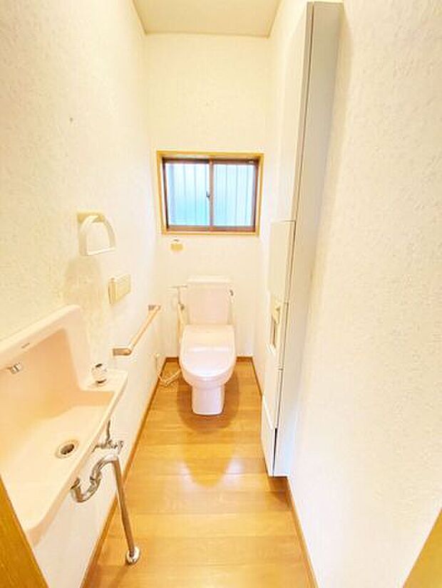一階トイレです♪和室と隣接しているので和室を寝室としてもいいですね♪