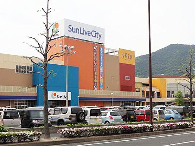 【サンリブシティ小倉】複合施設のショッピングセンターです。九州自動車道の小倉東インターから車で約7分の場所にあります。フードコート、衣料品店、雑貨店やスーパーが併設されています♪ 1300m