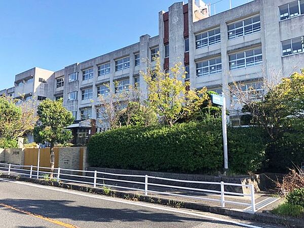 【新津中学校】周防灘を一望する見晴らしのよい高台にあり、隣に西日本工業大学、大熊公園、周囲を新興住宅地が取り巻く恵まれた学校環境にあります♪ 1700m