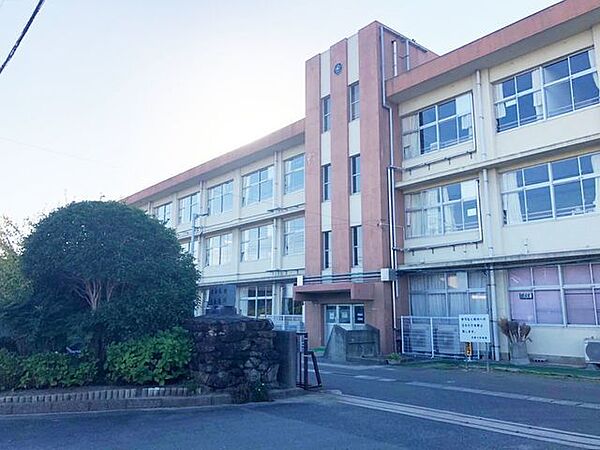 【与原小学校】国道10号線から徒歩約3分ほど場所に位置し、住宅街で近隣には新津中学校があります♪ 1600m