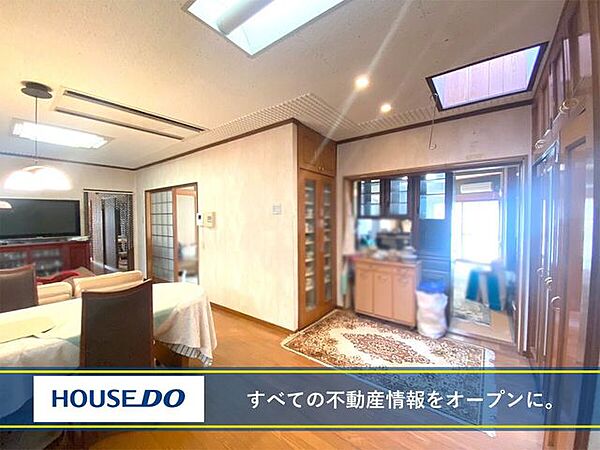 天窓があり明るいリビング♪