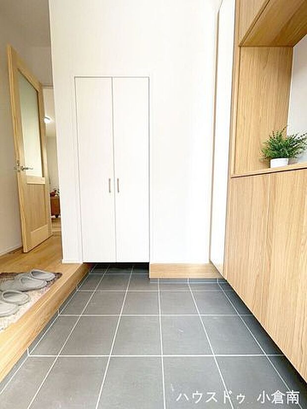 新築なら専門の当店へおまかせください♪本日見学できます♪コンビニ徒歩5分で急なお買い物も安心ですね♪小・中学校も徒歩5分圏内でお子様の通学にも便利な立地♪