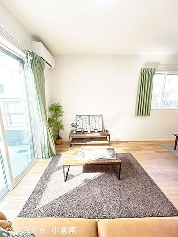 新築なら専門の当店へおまかせください♪本日見学できます♪コンビニ徒歩5分で急なお買い物も安心ですね♪小・中学校も徒歩5分圏内でお子様の通学にも便利な立地♪